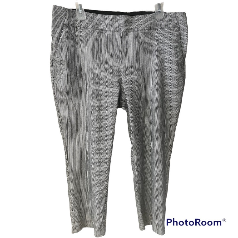 A cropped pant by Vera Wang in size XL